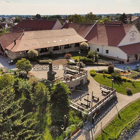 Penzion Dašické sklepy Dasice Exterior foto