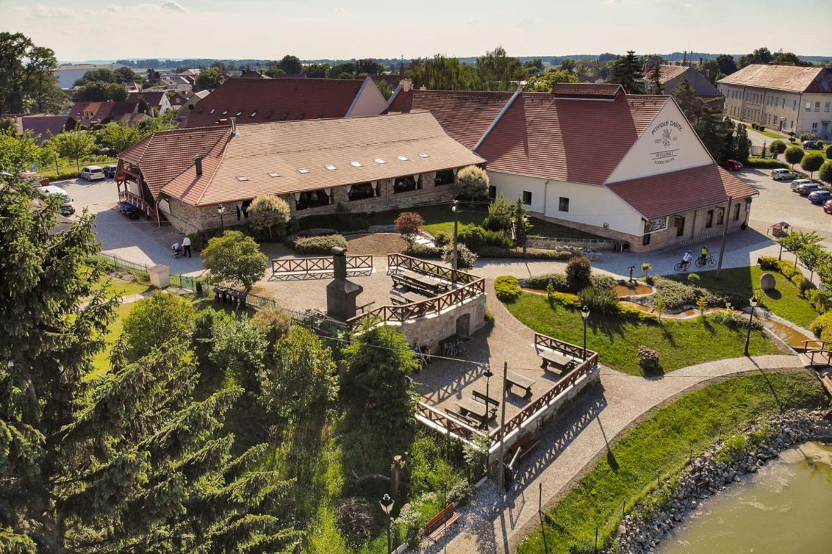 Penzion Dašické sklepy Dasice Exterior foto